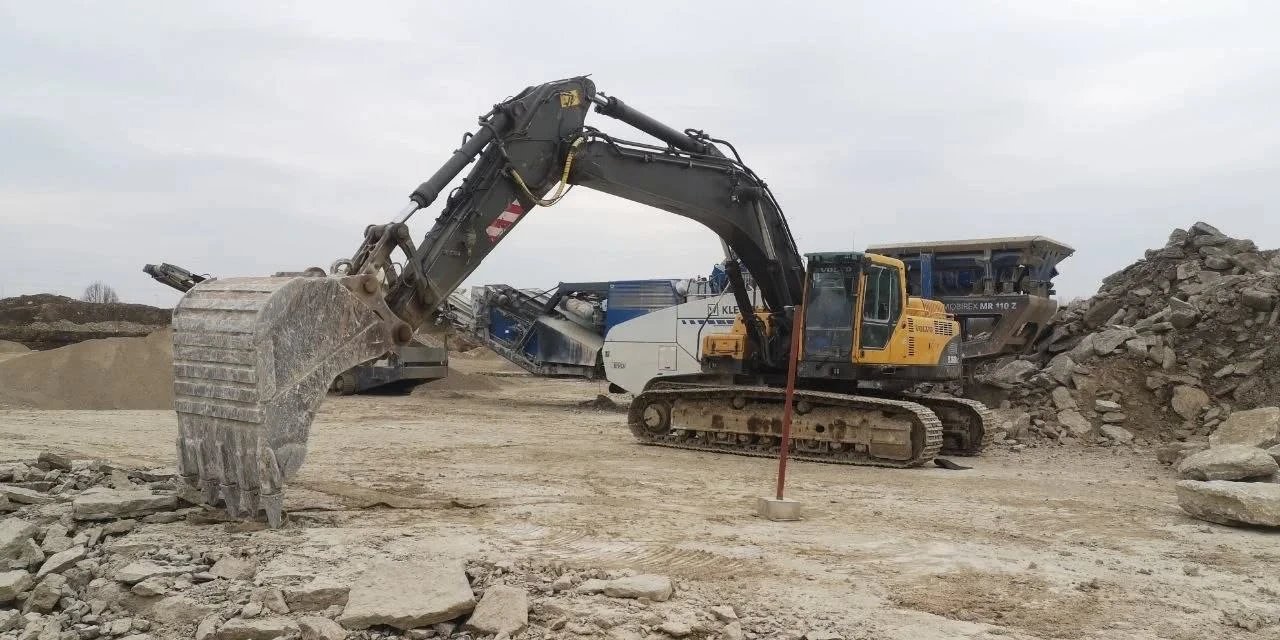 Экскаватор Volvo и дробильная установка Kleemann на карьере Кадастику